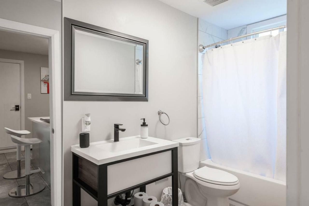 Entire 2 Bedroom Apartment Uptown Waterloo - E1 외부 사진