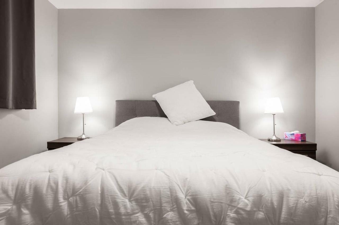 Entire 2 Bedroom Apartment Uptown Waterloo - E1 외부 사진