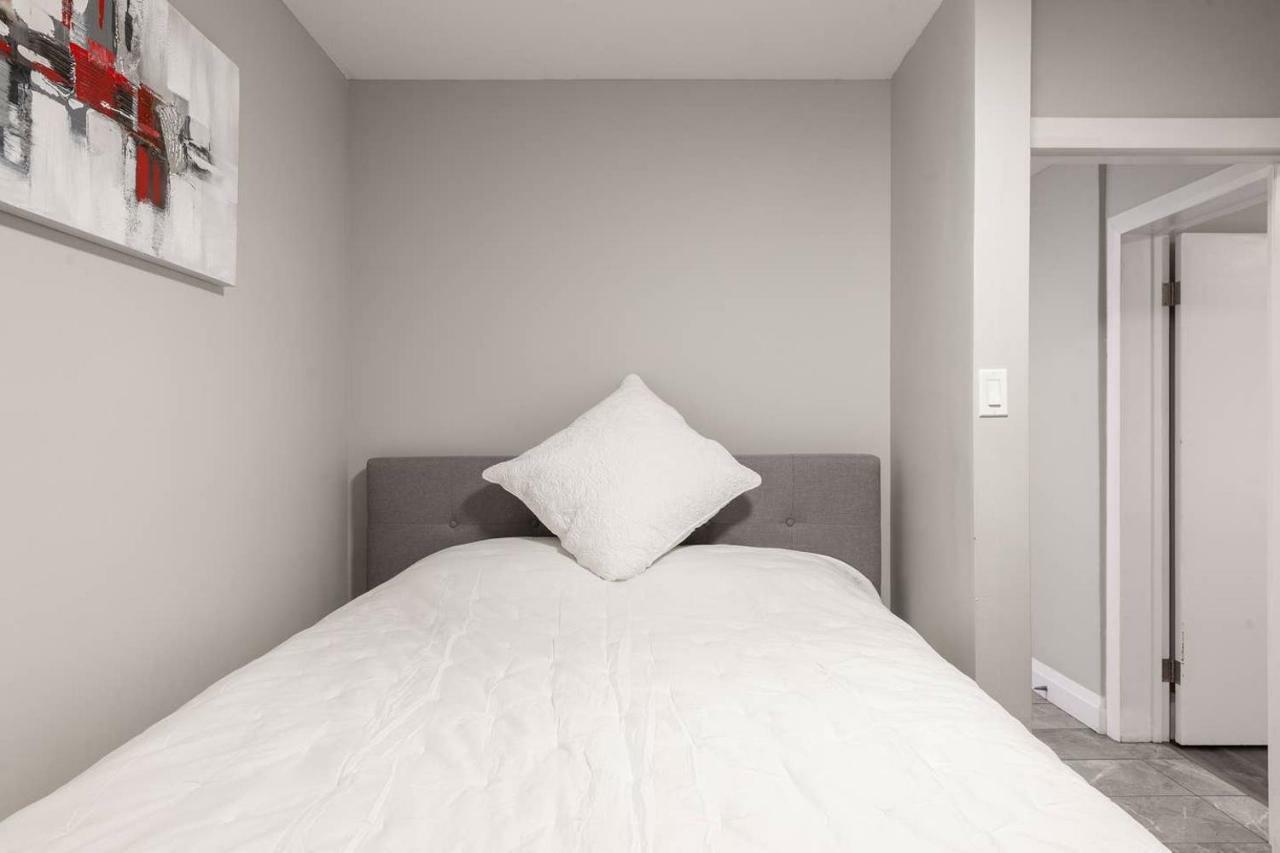 Entire 2 Bedroom Apartment Uptown Waterloo - E1 외부 사진