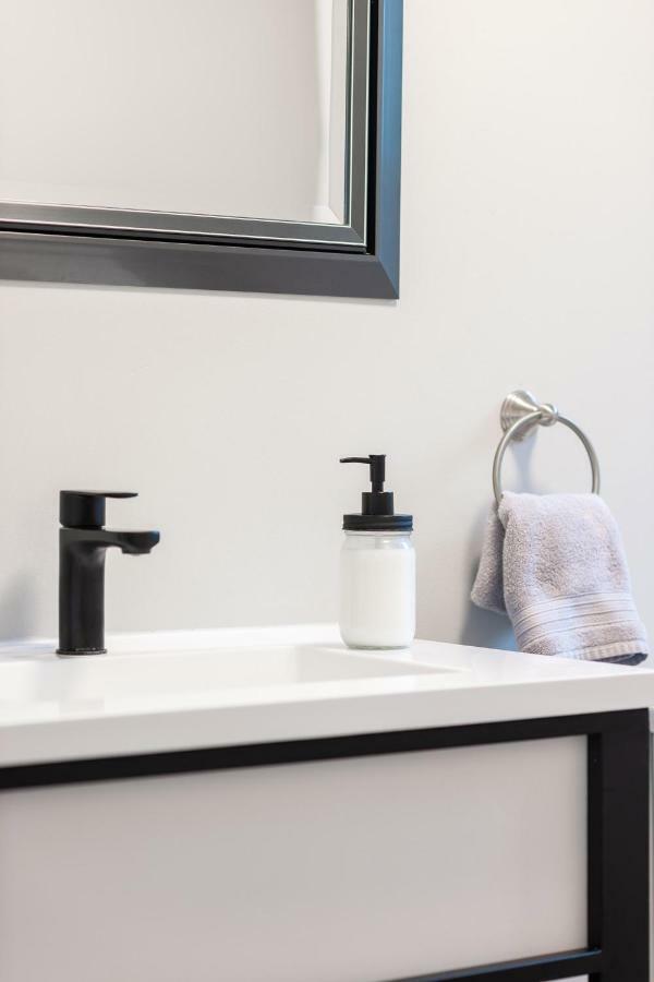 Entire 2 Bedroom Apartment Uptown Waterloo - E1 외부 사진